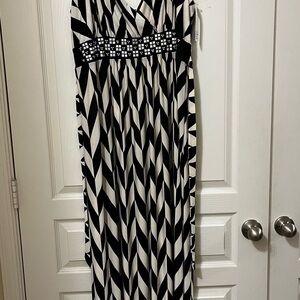 Elegant 2X Black and White Geometric Maxi Dress